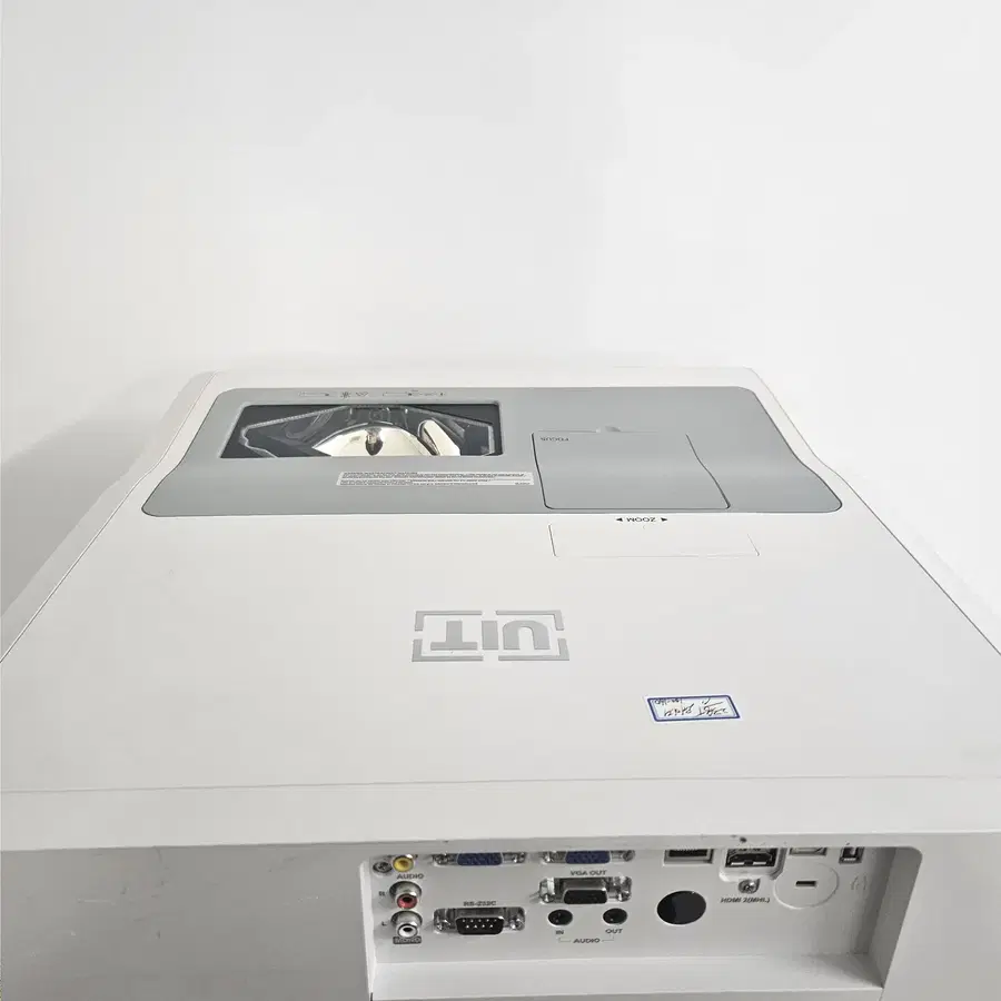 UIT UST420UL 4200안시 WUXGA 단초점 빔프로젝터