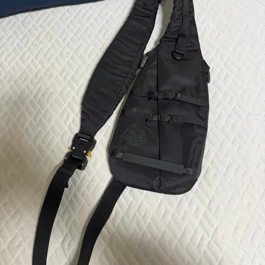 몽클레어 알릭스 콜라보 블랙 힙색