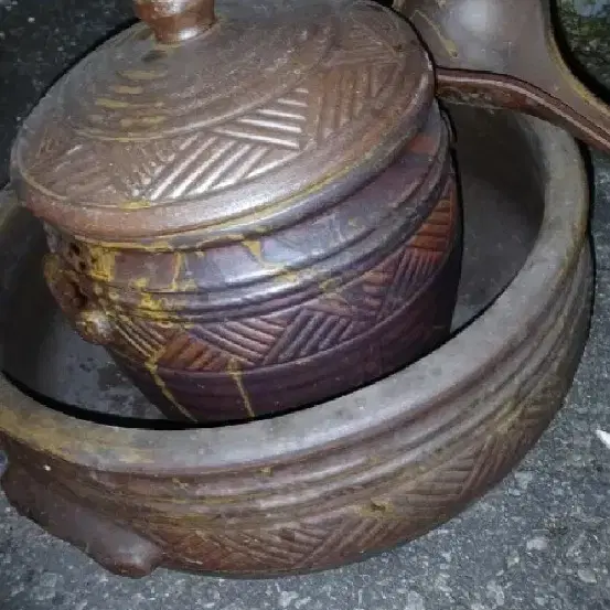 앤틱 토기 콩나물시루세트. 찜기사용가능할듯요.화분처럼바닥 구멍들되있어요.