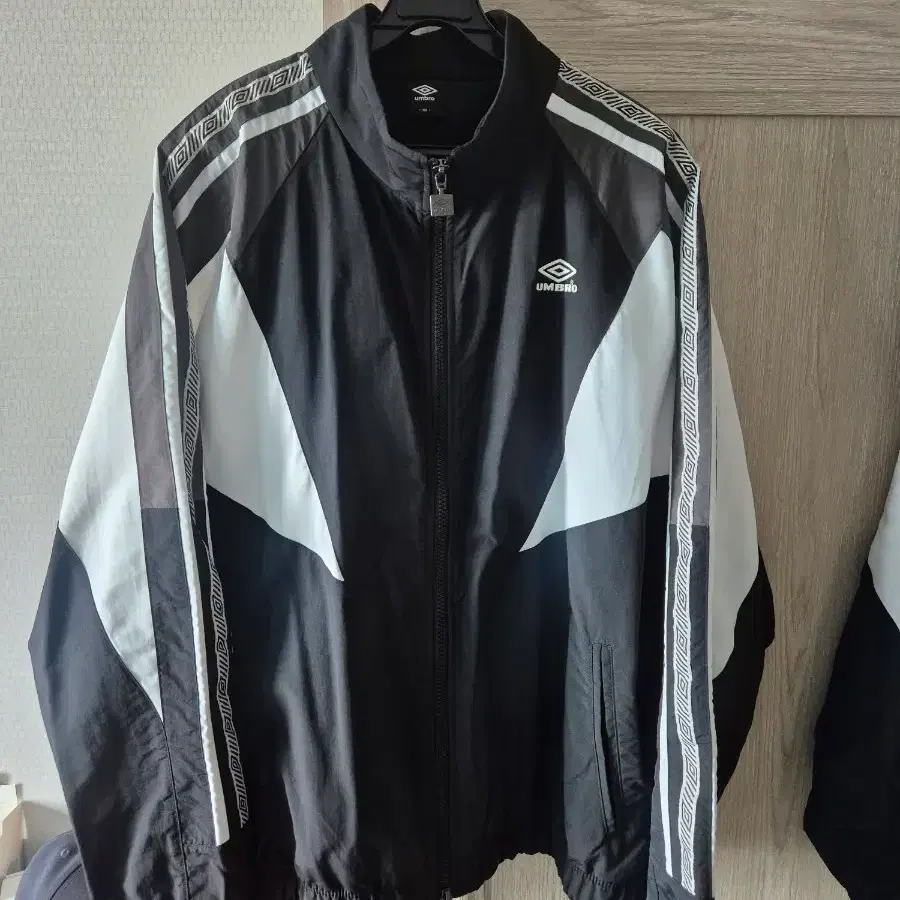 엄브로 UK 헤리티지 스텐넥 자켓 블랙 라지 S급