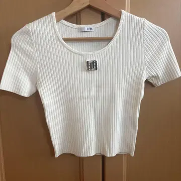 GYGY 플레이트 하프 슬리브 니트탑