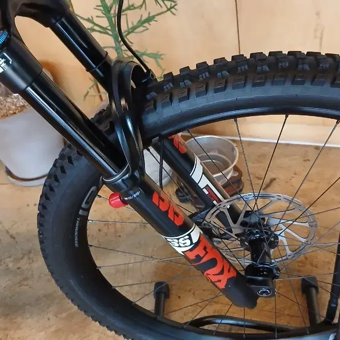 スペシャルライズド 自転車フレーム+フォックス36シャン電動自転車急行ㅓㅓ