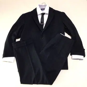 모던하고 고급스러운 칠흑 같은 상복 예복 블랙 수트 넥타이 넥타이핀 포함
