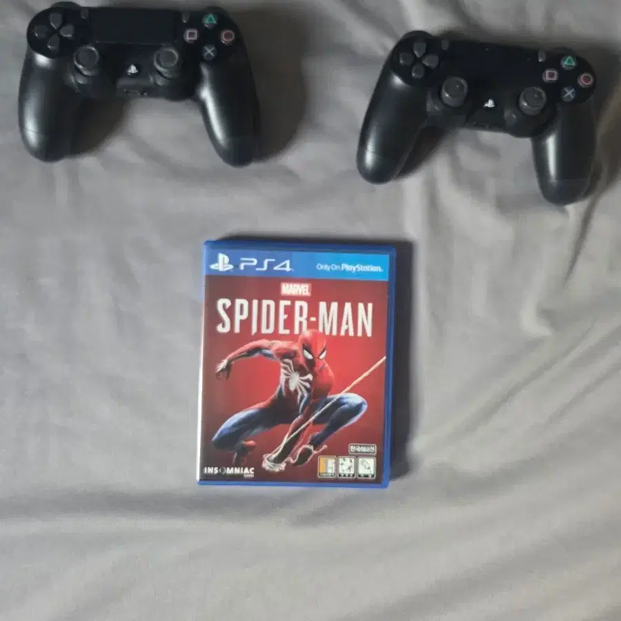 ps4 컨트롤러 2개랑 스파이더맨 팝니다
