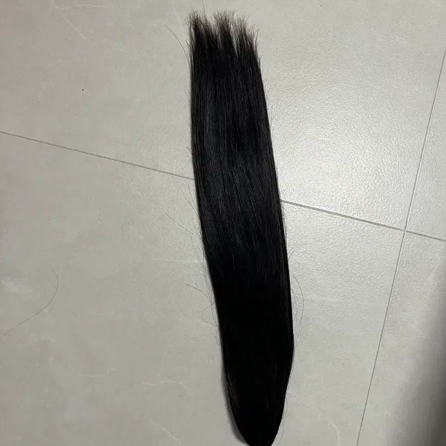 자연스러운 블랙 색상의 18인치 뉴노팁붙임머리