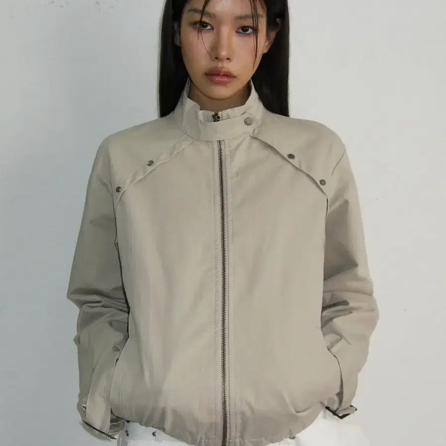하이넥 스탠다드 스트랩 비조 포인트 블루종 집업 자켓 [베이지]