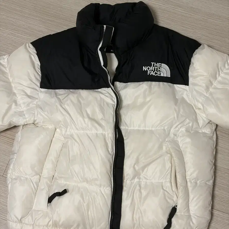 노스페이스 700 숏패딩 화이트 블랙 M