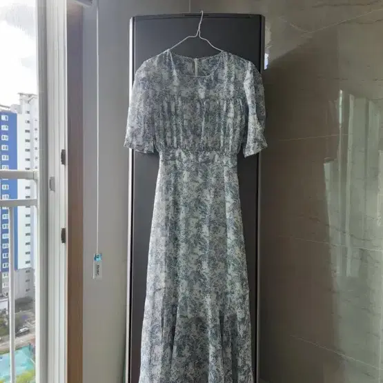 하늘색 잔꽃 패턴 쉬폰 원피스