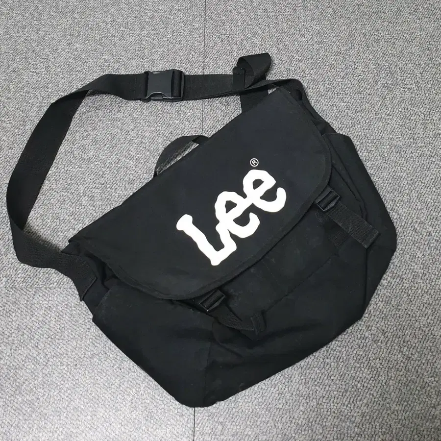 Lee 메신저백 가방 판매합니다