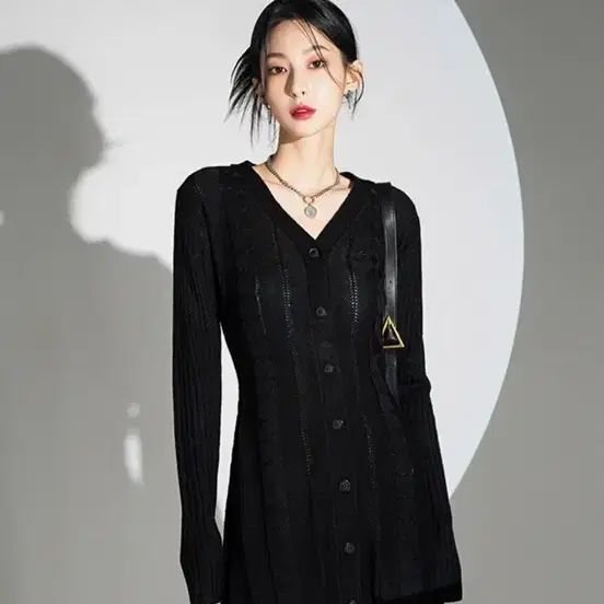 어반드레스 블랙 브이넥 니트 원피스