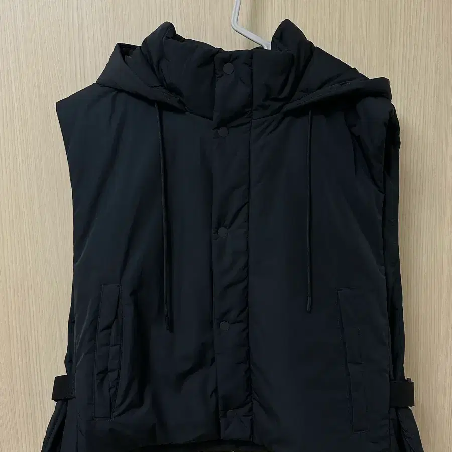 COS 버클사이드 패디드 후드 질레 (M/L)