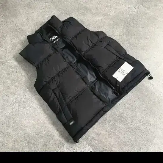 ZARA 패딩 조끼 블랙 L .XL 새상품