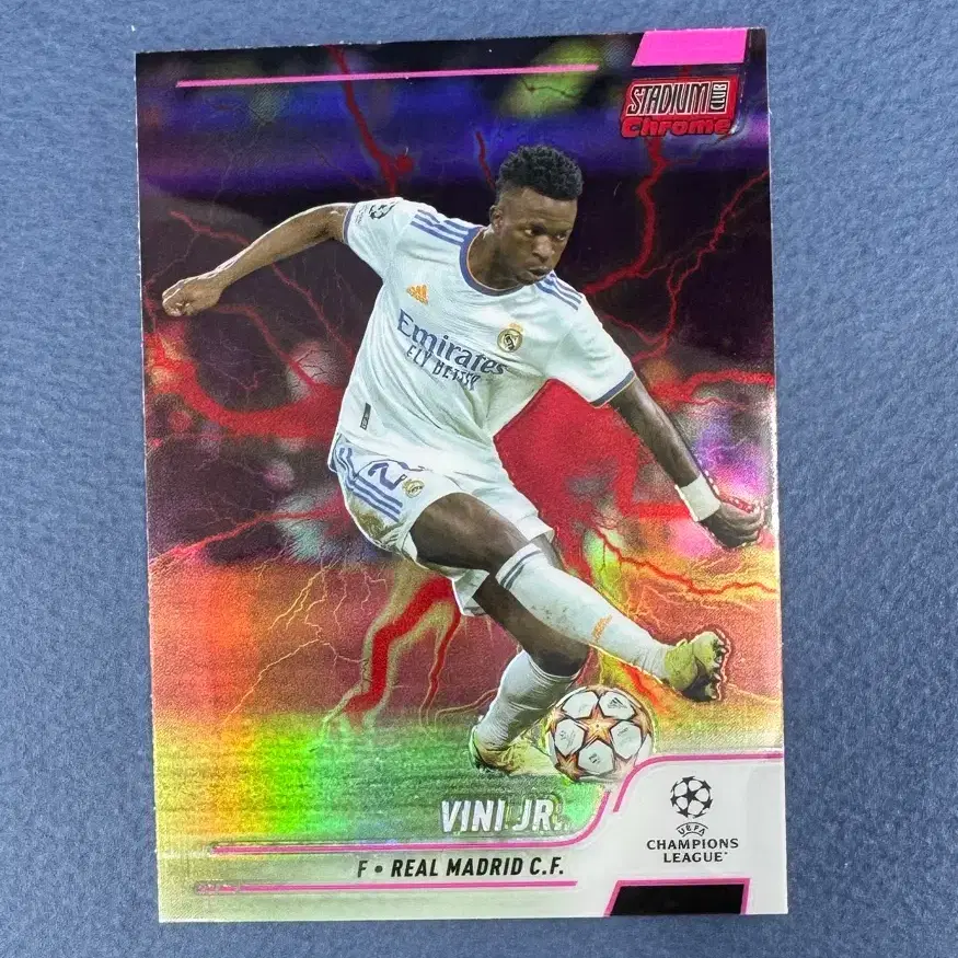 2021-22 Topps Stadium Club Chrome UEFA 비니시우스 주니어 Pink Electric Charge Refractor Real Madrid