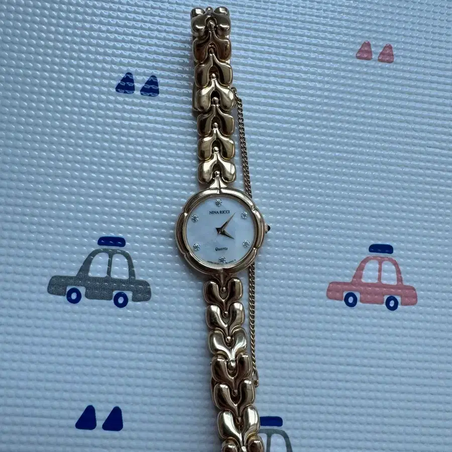NINA RICCI 니나리치 여성 금장 쿼츠 22mm 시계 팝니다
