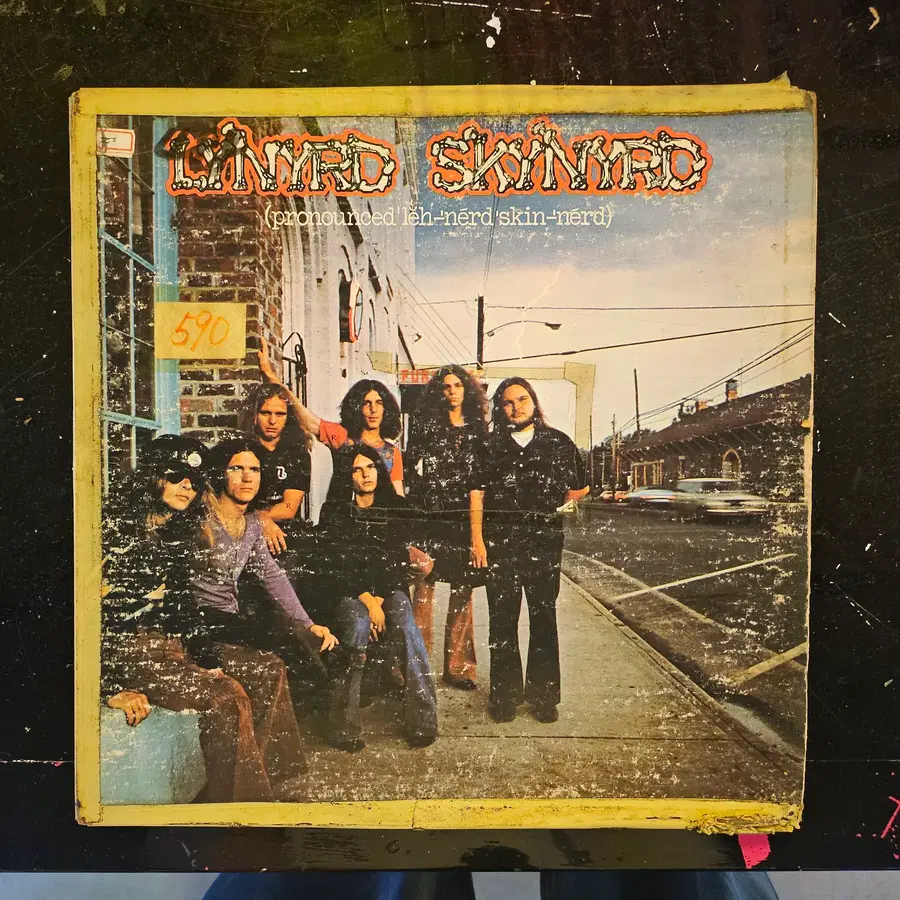 서던 록 밴드 레너드 스키너드(Lynyrd Skynyrd)가 1973년에 발표한 역사적인 데뷔 음반 (Pronounced Leh-nerd Skin-nerd