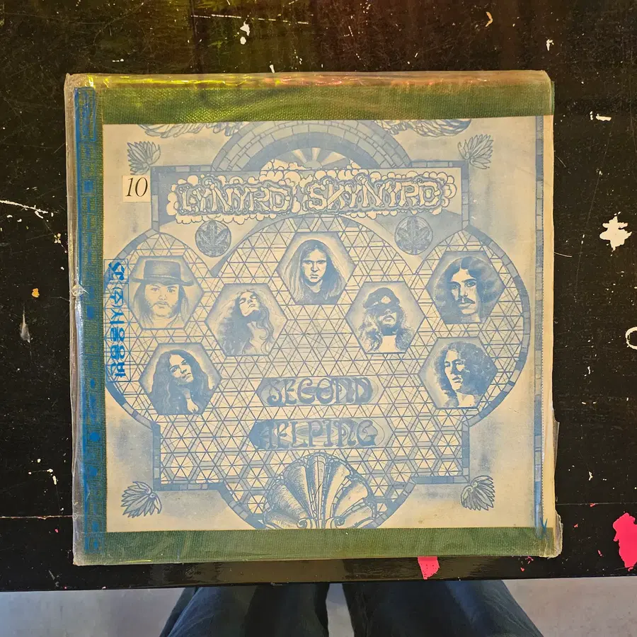 서던 록 밴드 레너드 스키너드(Lynyrd Skynyrd)가 1974년에 발표한 불후의 두 번째 정규 음반 Second Helping