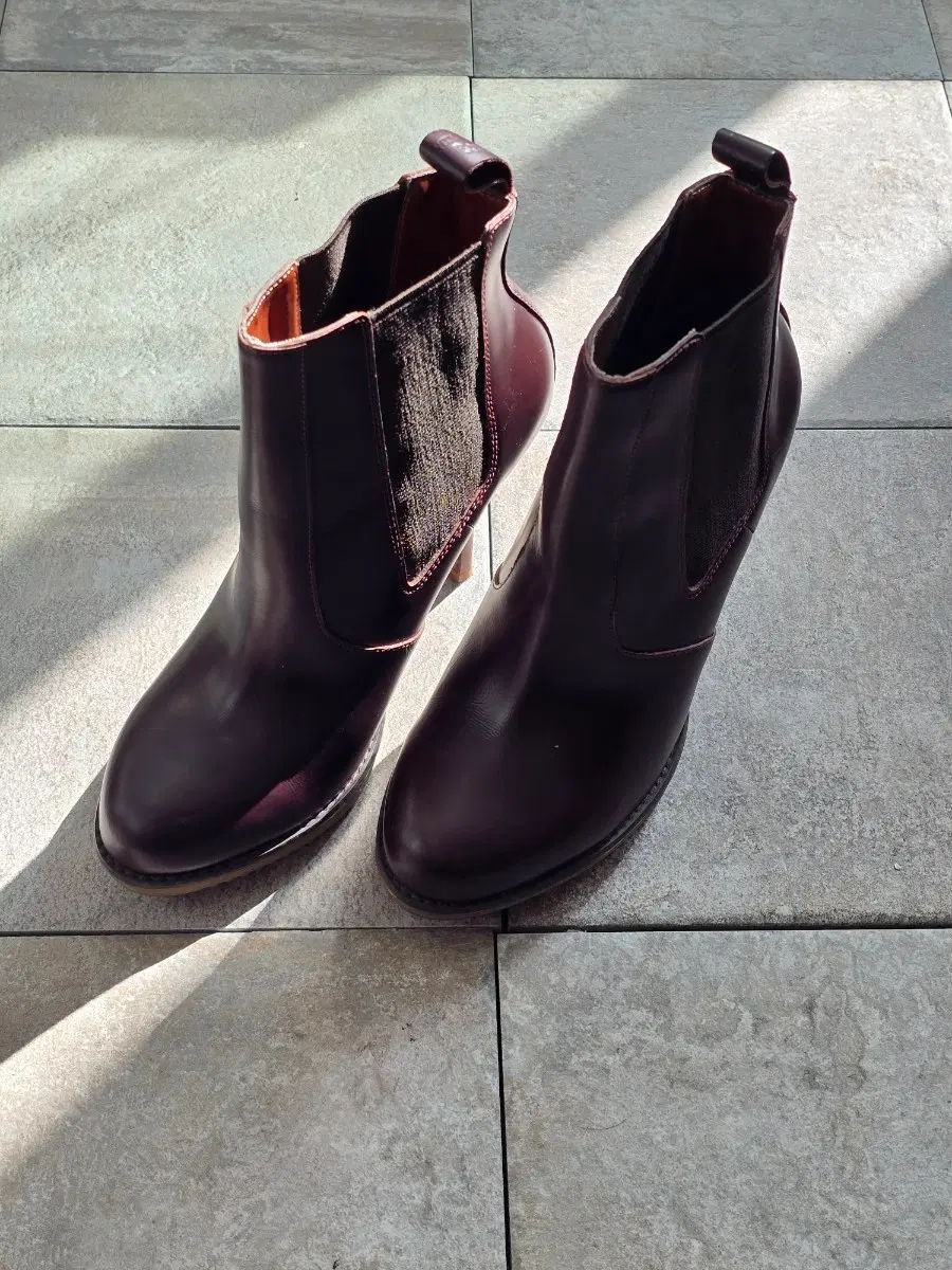 (250) Dr. Martens Roni Hill Chelsea Boots
