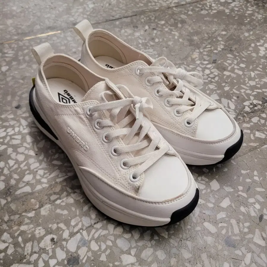 [255 size] 엄브로 토비 단화 운동화