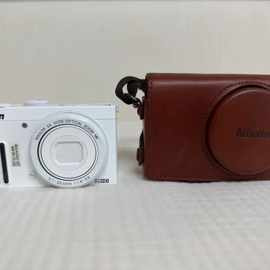 니콘 쿨픽스 P330 화이트 카메라 + 가죽 케이스