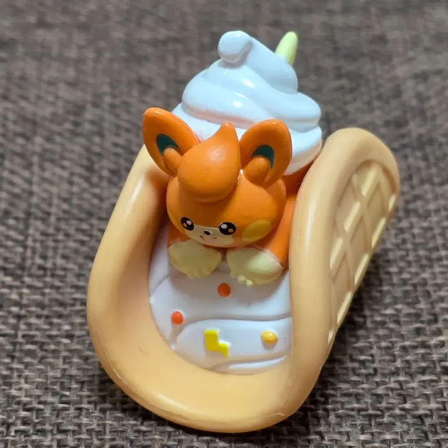 포켓몬스터 빠모 오뚝이 가챠 피규어