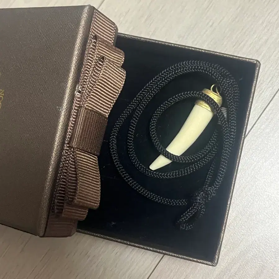 코끼리 뼈 목걸이