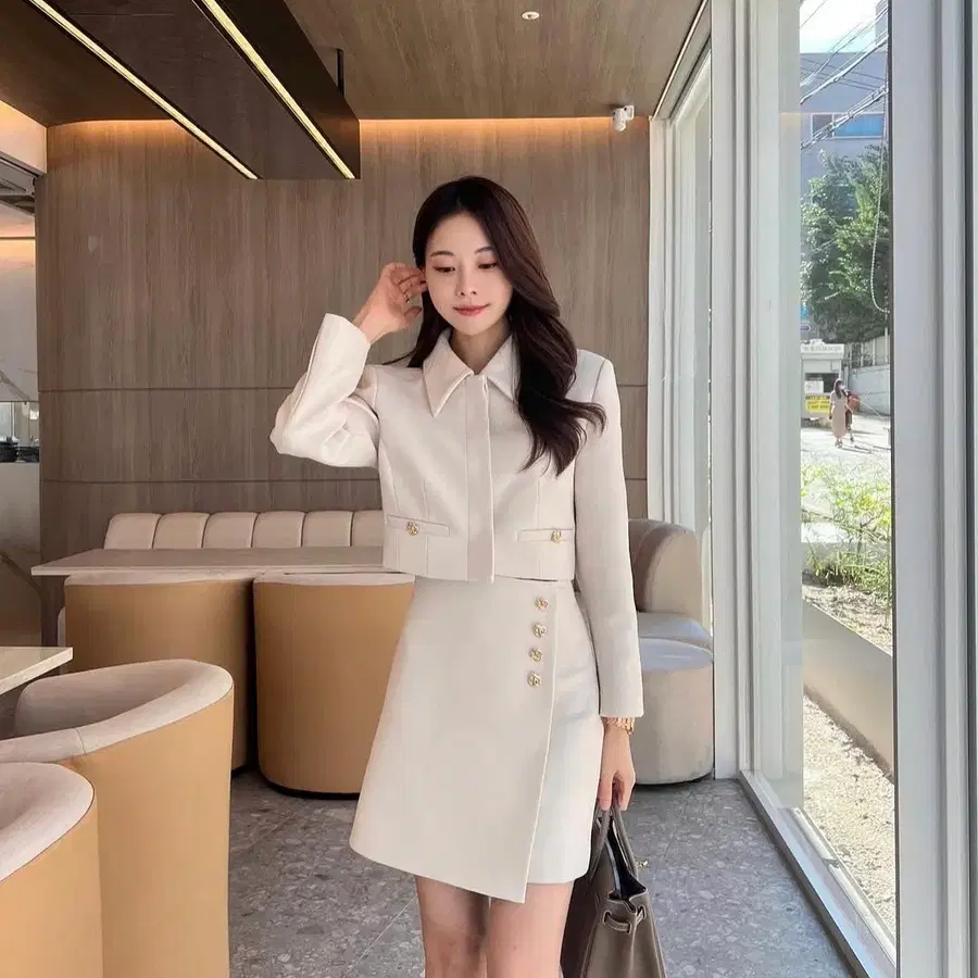 교신 로아르  하객룩 크림베이지 스커트