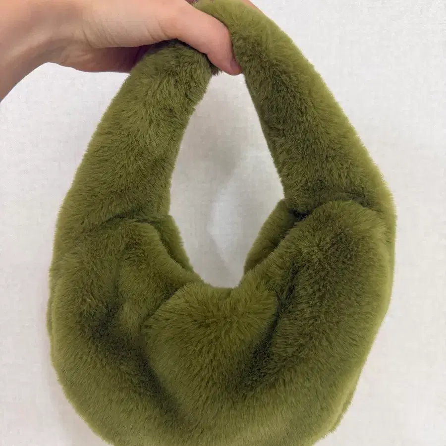 자라 올리브 퍼 토트백