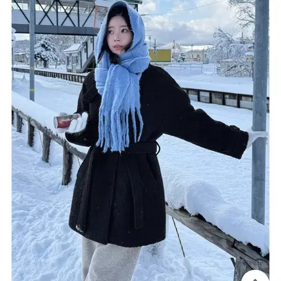지그재그 버즌 울 부클 하이넥 비조 스트랩 하프 코트