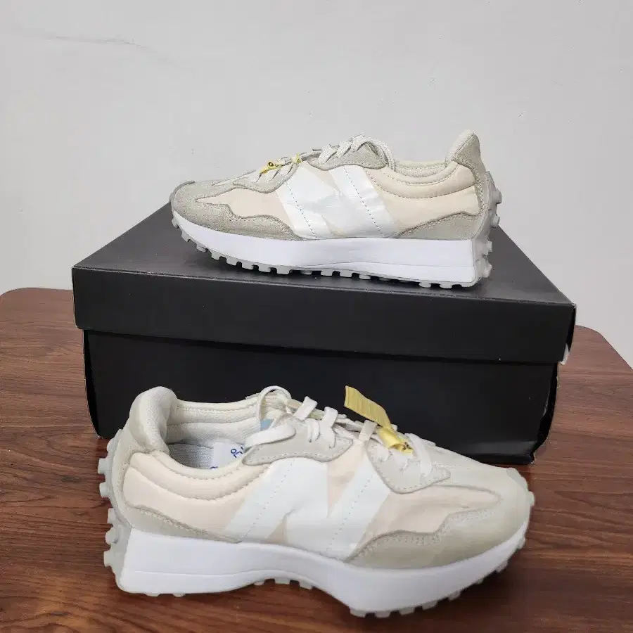 뉴발란스 327 스니커즈 230