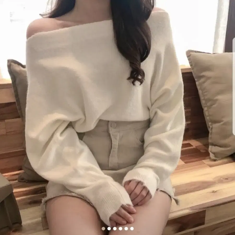 깔끔한 오프숄더 니트