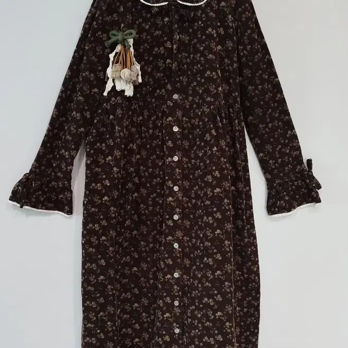 66 77 진밤색 잔골덴에 잔꽃나염 뜨게레이스 프릴단 배색 뒷허리 끈 공주 롱원피스