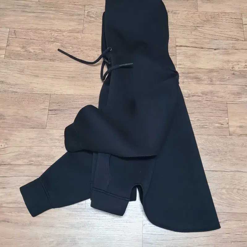 ZARA 후드 집업 점퍼 자켓블랙 55 66여유핏 네오플랜 비슷한 폭신 두툼 부드러운 원단박스핏 옆선 트임 디테일로 귀여움지퍼 부드러움 상태좋음
