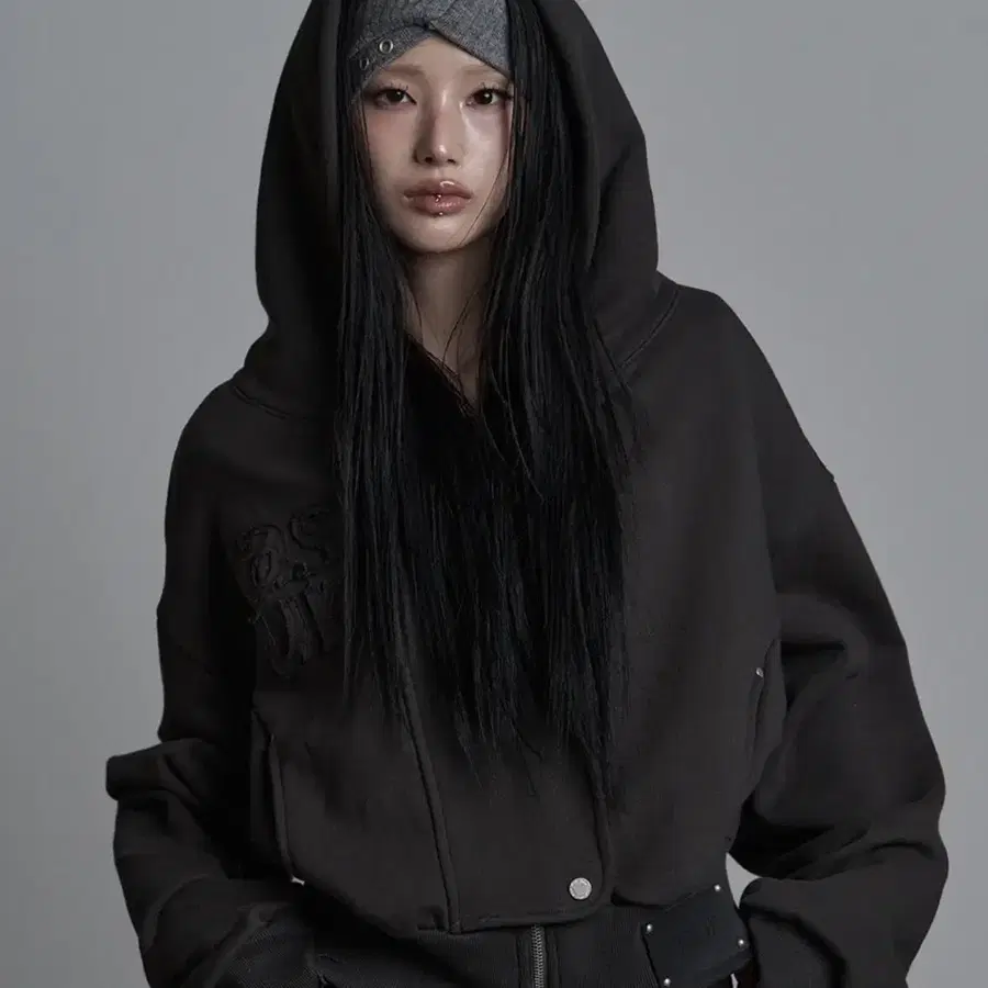 애즈유아 하이드 크롭 후드집업 차콜