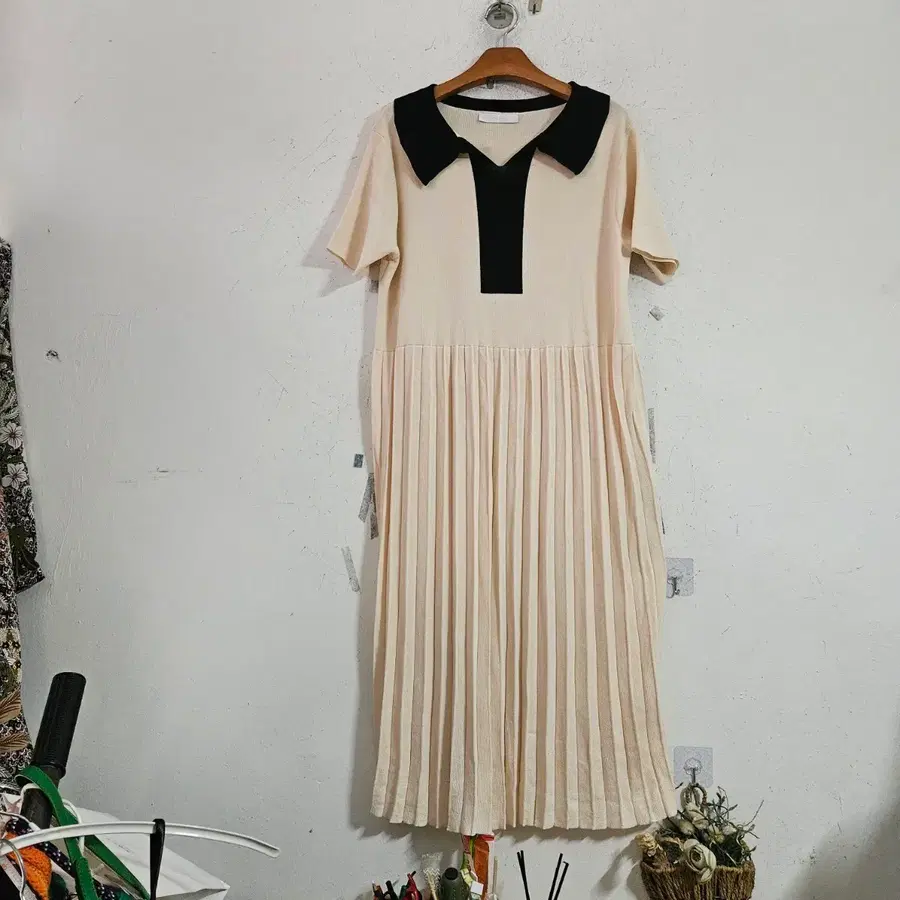 페일베이지 칼라 배색 주름 원피스
