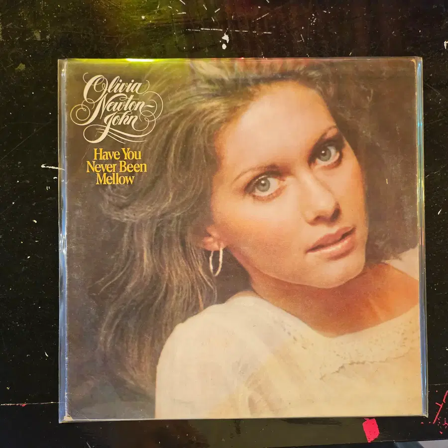 올리비아 뉴턴 존(Olivia Newton-John)이 1975년에 발표한 정규 5집 앨범 Have You Never Been Mellow의 1975년 한국 라이선스 초판 LP