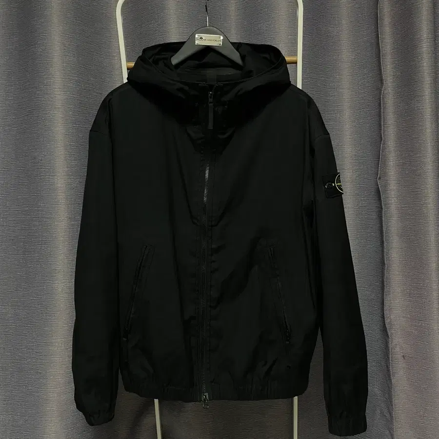 [ XL ] 25SS 스톤아일랜드 수피마 코튼 바람막이 자켓 블랙 백화점판