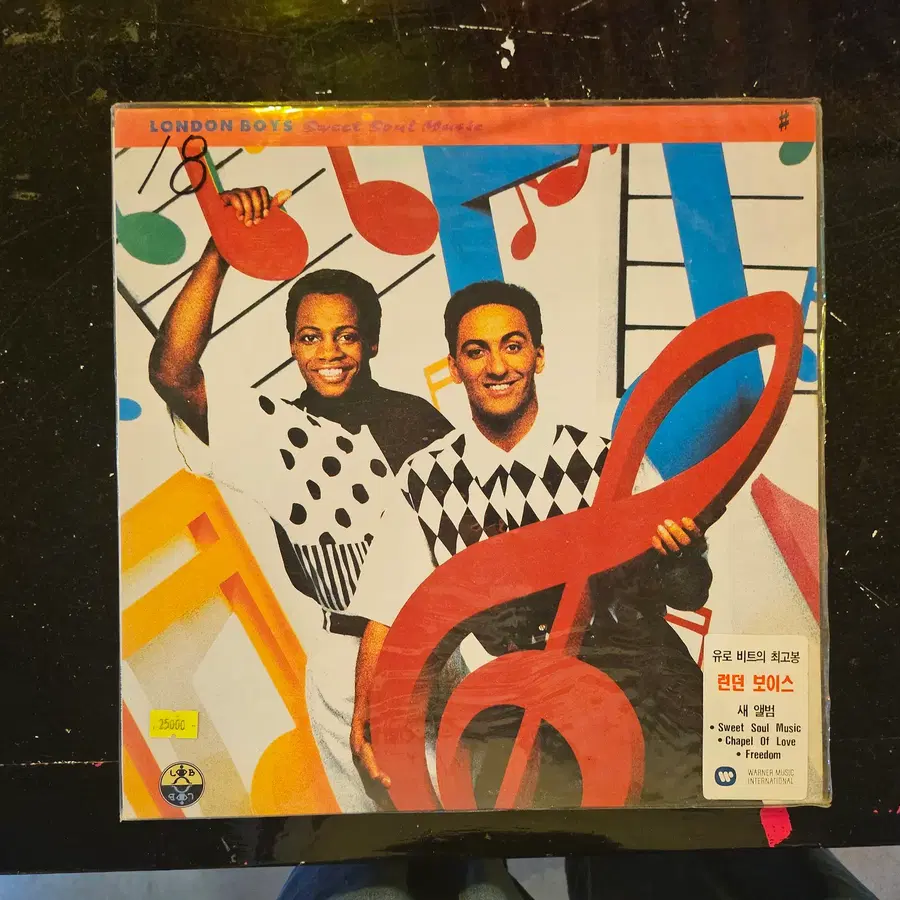 런던 보이스(London Boys)가 1991년에 발표한 정규 2집 앨범 Sweet Soul Music의 1991년 한국 라이선스 초판 LP