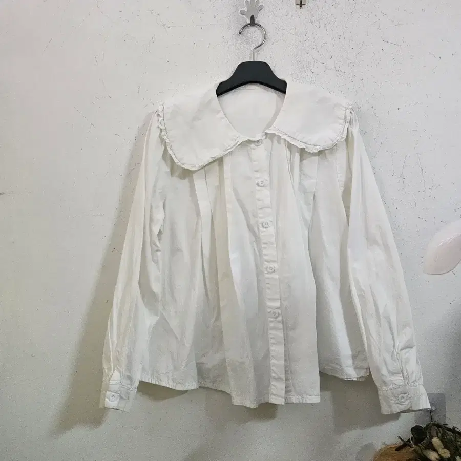 화이트 빅카라 블라우스