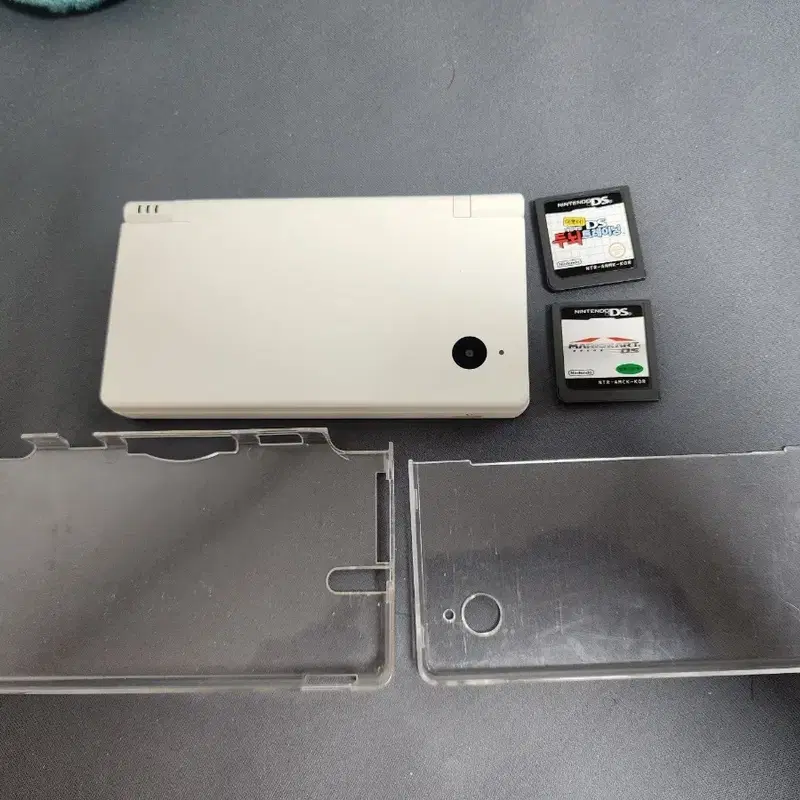닌텐도 DSI 화이트 + 게임팩 2개 + 보호 케이스