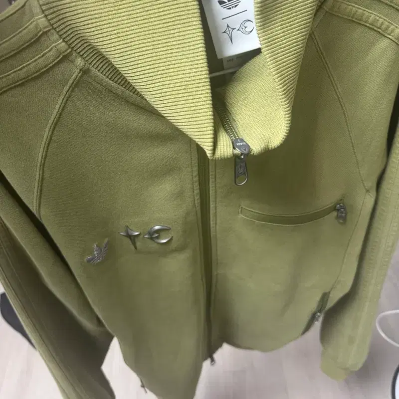 아디다스 떠그클럽 트랙탑 올리브