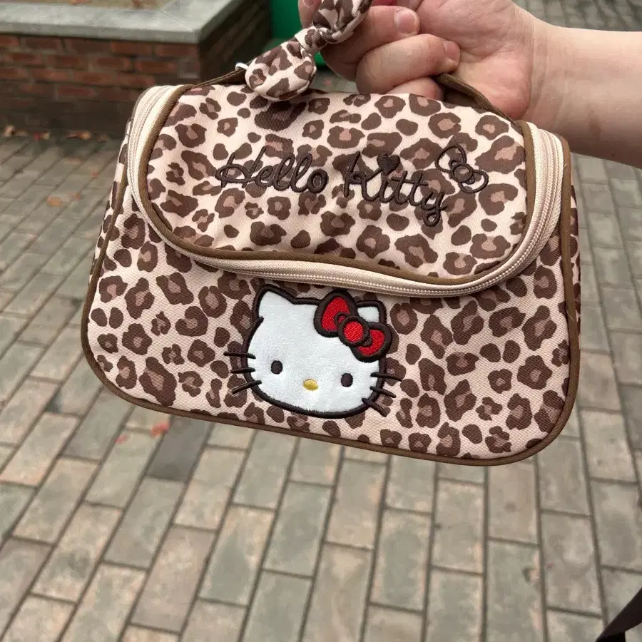 갓 뽑은 헬로키티 레오파드 호피무늬 파우치 가방