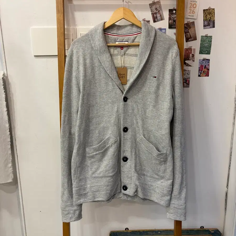 타미 진스 (TOMMY JEANS) 플래그 로고 숄카라 가디건 (Grey)