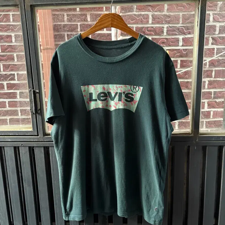 Levis 리바이스 빈티지 카모플라주 패턴 로고 반팔티셔츠
