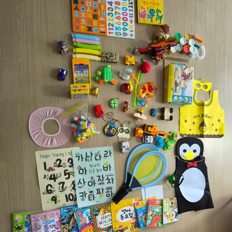 다양한 유아 장난감 및 교구 일괄