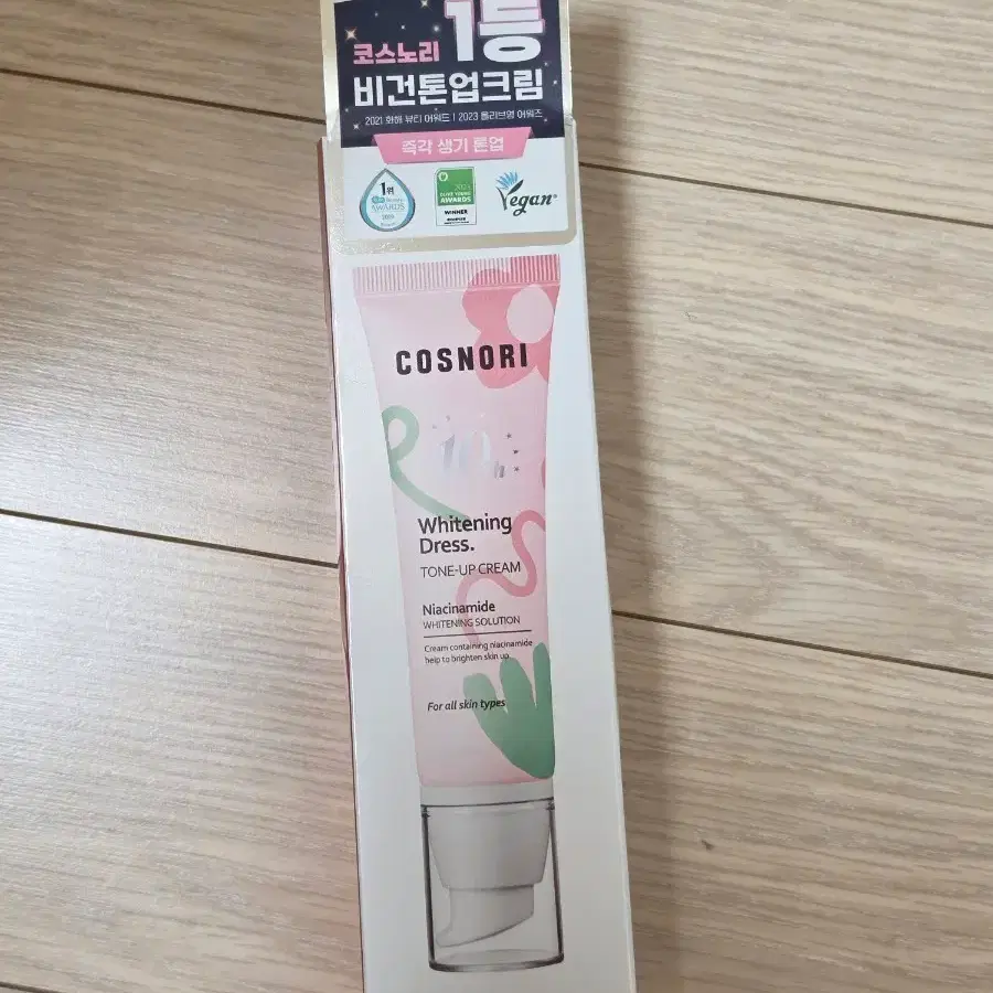 새제품 코스노리 화이트닝 드레스 톤업 크림 50ml
