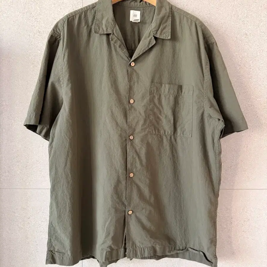 H&M 반팔 셔츠 카키색 남성 얇은 면