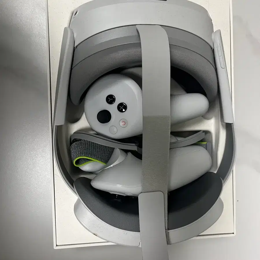Pico 4 VR 본체 + 컨트롤러 + 모션트래커2개