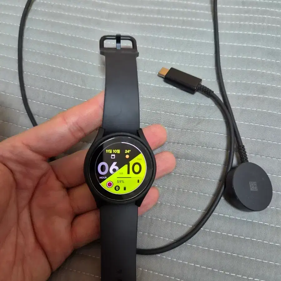 갤럭시 워치 5 40mm 블랙 팝니다.