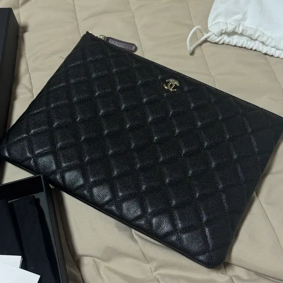 샤넬 클러치 뉴미듐 금장