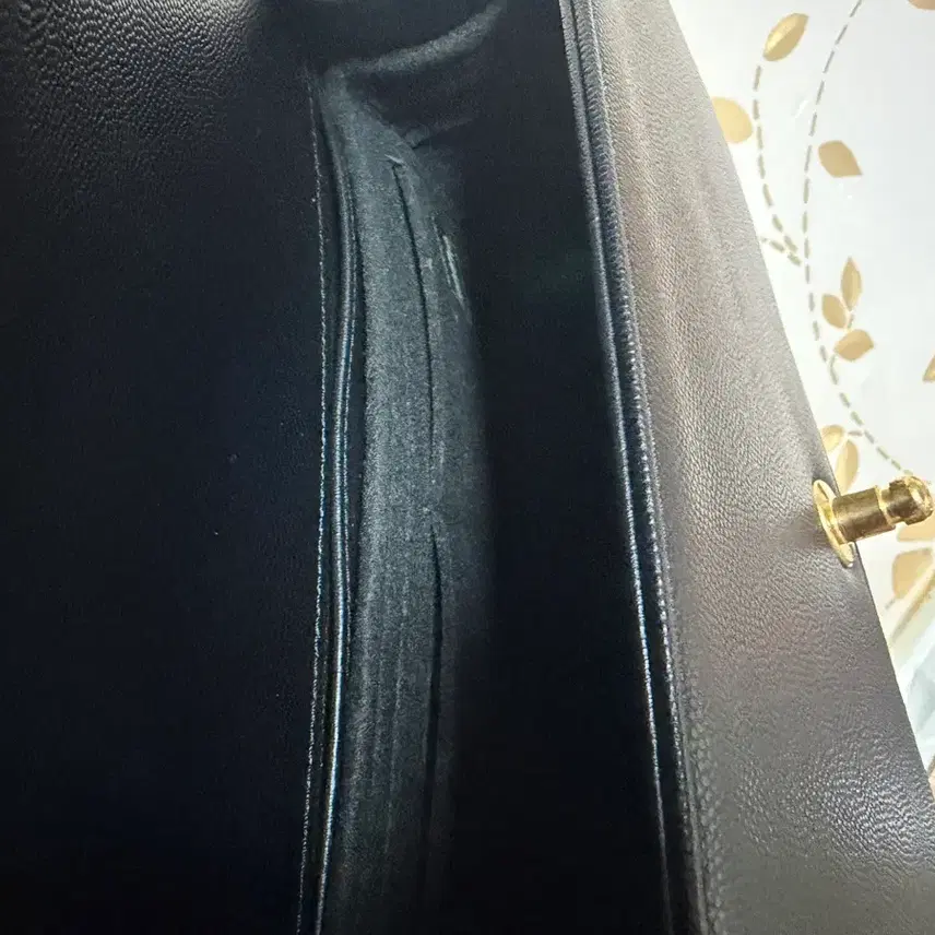 샤넬 내장칩)25년구매 보이백 미듐 블랙 금장 사진 8